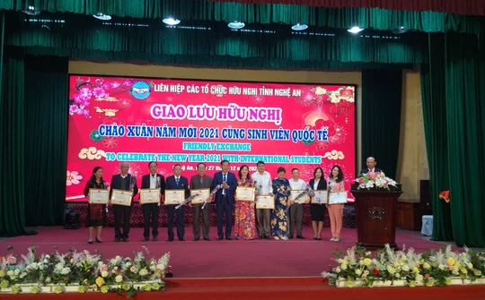 Nghệ An nhận đỡ đầu hàng chục sinh viên Lào trong cuộc giao lưu hữu nghị đón chào năm mới