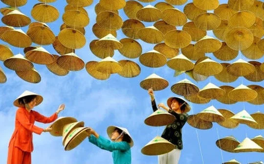 Xây dựng và phát triển văn hóa, con người Việt Nam đáp ứng yêu cầu phát triển đất nước