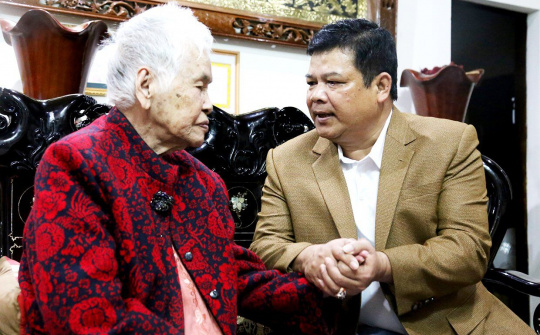 Gia Lai: Giám đốc công an tỉnh thăm, tặng quà cán bộ lão thành cách mạng