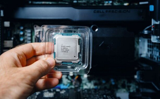 Chặn làn sóng COVID-19, đón làn sóng FDI