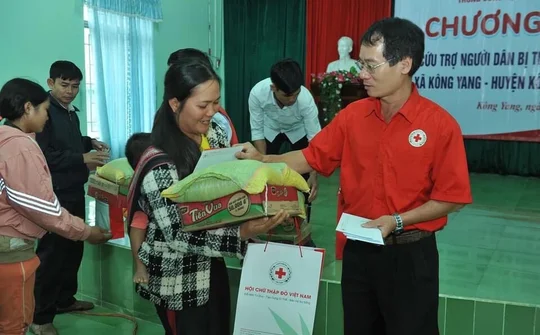 Hội Chữ thập đỏ Việt Nam trao 100 phần quà cho người dân bị thiệt hại do mưa lũ