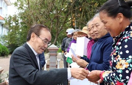 Thăm hỏi và tặng quà cho người dân lũ lụt tại Quảng Bình