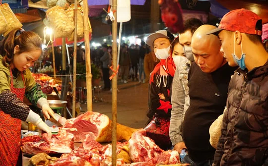 Kẻ mua người bán đeo khẩu trang kín mít đi chợ Viềng