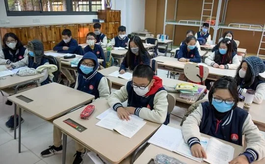 Nhà trường cần duy trì liên lạc với học sinh trong thời gian nghỉ chống corona, bố trí học bù có thể lùi thời gian kết thúc năm học.