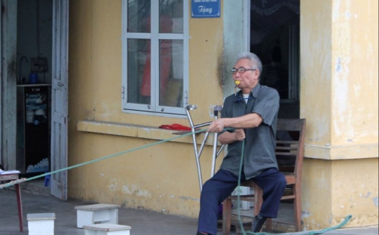 Ông lão khuyết tật gác tàu ở ngã ba tử thần bằng cả tấm lòng