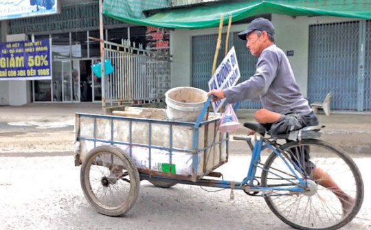 Hơn 10 năm dùng tiền bán vé số mưu sinh để lấp ổ gà, ổ voi của cụ ông tật nguyền,