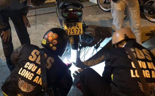 Nhóm vá xe miễn phí hàng đêm giúp người đi đường bị nạn