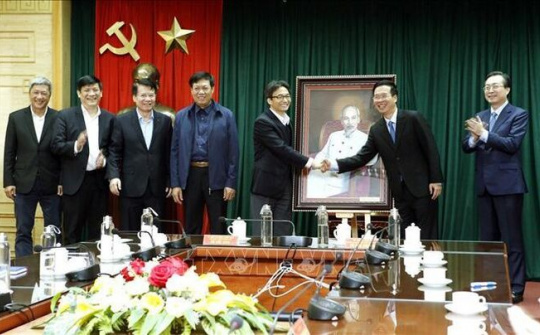 Trưởng Ban Tuyên giáo Trung ương Võ Văn Thưởng thăm và chúc mừng Cán bộ-viên chức ngành Y tế