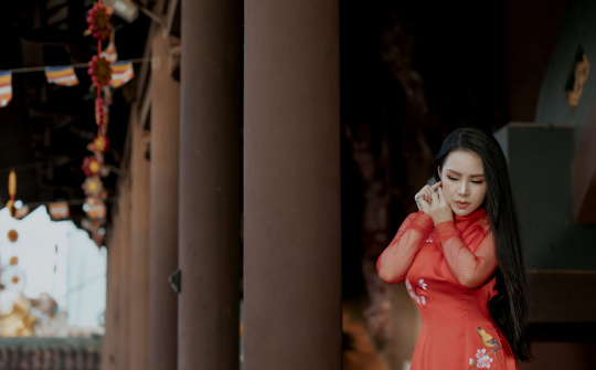 Hot girl Cao Thiên Nhi hòa mình vào chốn tâm linh khi viếng thăm chùa Minh Tịnh