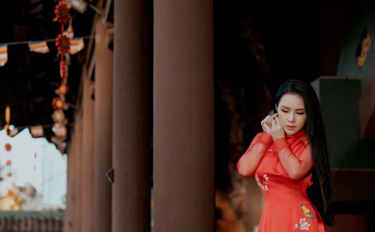 Hot girl Cao Thiên Nhi hòa mình vào chốn tâm linh khi viếng thăm chùa Minh Tịnh
