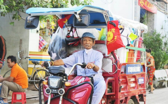 Ông tiên giữa Sài Gòn phân phát quần áo cho người nghèo