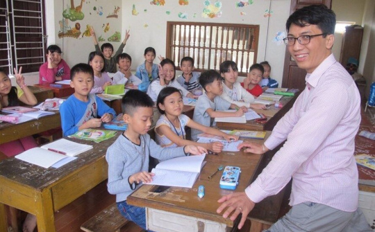 Thầy giáo khuyết tật dạy tiếng Anh cho trẻ em chất độc da cam miễn phí