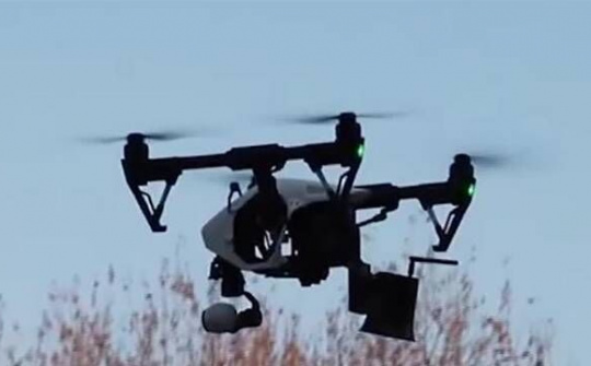 Máy bay không người lái nhắc dân đeo khẩu trang trong dịch corona