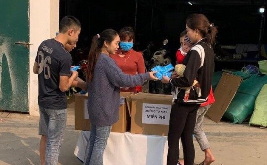 Một phụ huynh may 10.000 khẩu trang tặng miễn phí cho mọi người