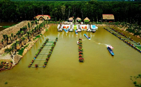Khoác trên mình "diện mạo" mới, Trà Sư làm "mê đắm" lòng lữ khách