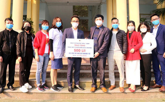 Hà Nội: Tặng 500 lít gel sát khuẩn đến vùng cách ly dịch bệnh