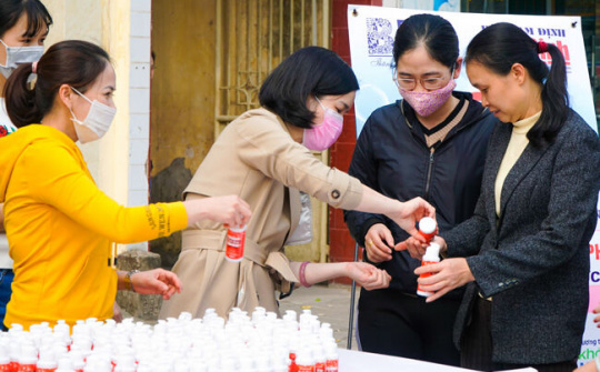 Nam Định: Tặng 5000 chai nước rửa tay khô cho người dân