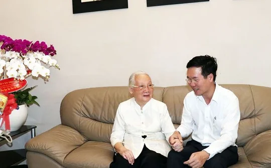 Trưởng Ban Tuyên giáo TƯ thăm Anh hùng Lao động, Thầy thuốc Nhân dân Đoàn Thúy Ba