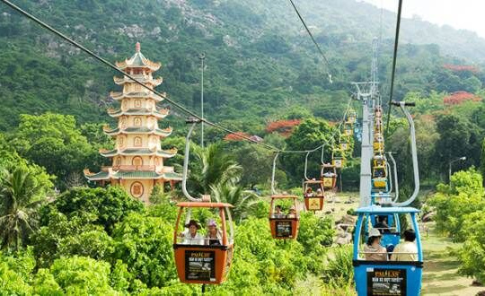 Tây Ninh: Những địa điểm du lịch tâm linh thu hút khách thập phương