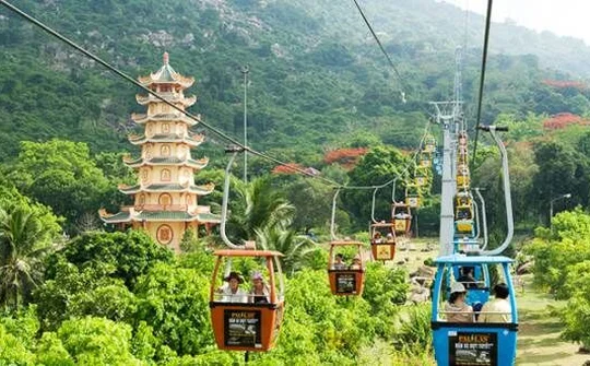 Tây Ninh: Những địa điểm du lịch tâm linh thu hút khách thập phương