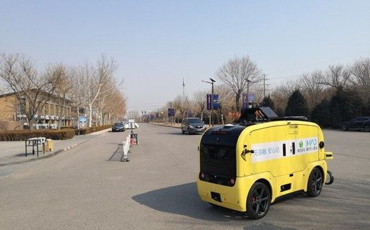 Trung Quốc triển khai robot giao hàng trong "bão" COVID-19