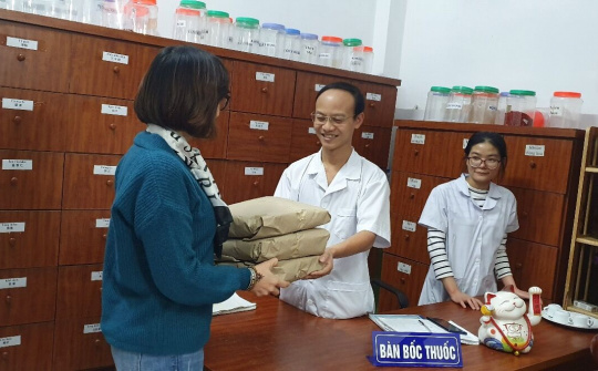 Phòng khám đông y Hoàng Nam ứng dụng vị thuốc “chè dây” chữa bệnh đau dạ dày do khuẩn HP