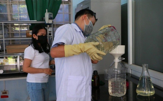 Trường Cao đẳng Công nghiệp Huế nghiên cứu pha chế ung dịch diệt khuẩn cấp miễn phí cho người dân