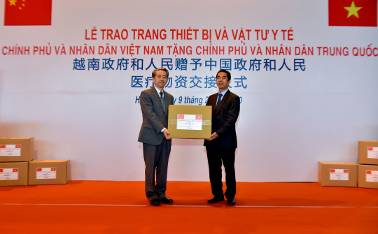 Việt Nam trao tặng trang thiết bị, vật tư, y tế cho Chính phủ và nhân dân Trung Quốc