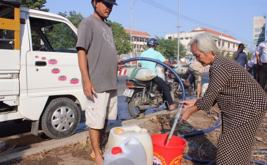 Bà lão cho không hàng trăm nghìn lít nước ngọt quý giá mùa hạn mặn
