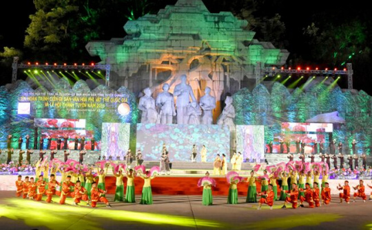 Phát triển công nghiệp văn hóa đi đôi với xây dựng, hoàn thiện thị trường văn hóa