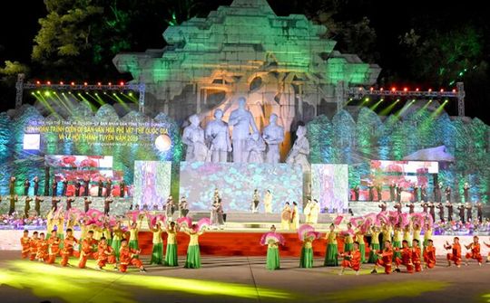 Phát triển công nghiệp văn hóa đi đôi với xây dựng, hoàn thiện thị trường văn hóa