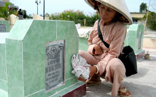 Bán vé số gom tiền làm đẹp nơi an nghỉ của đồng đội