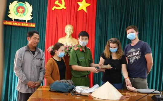 Người phụ hồ nghèo trả lại tài sản đánh rơi cho 2 du khách Pháp