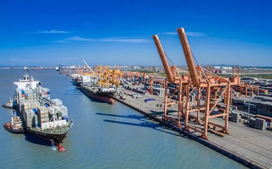 Hàng thông qua cảng biển vẫn tăng trưởng hai con số