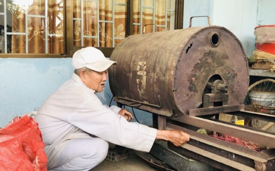 Cụ ông 90 tuổi bán đậu phộng để làm từ thiện giúp người nghèo