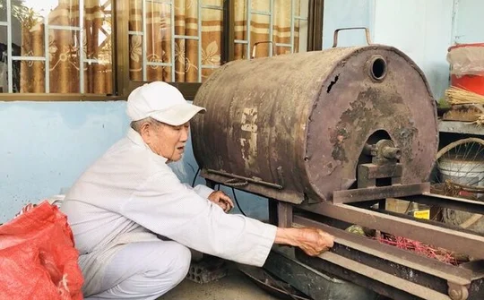 Cụ ông 90 tuổi bán đậu phộng để làm từ thiện giúp người nghèo