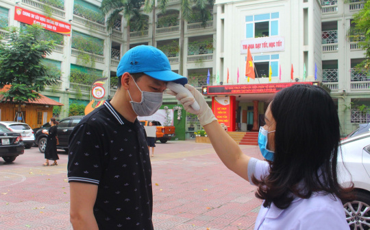 Hà Nội: Doanh nghiệp tặng khẩu trang và dung dịch rửa tay sát khuẩn cho nhà trường, học sinh ở Cầu Giấy