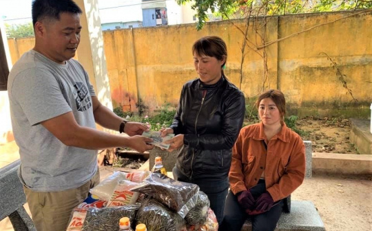 Trưởng Công an xã bỏ tiền túi giúp trẻ em nghèo cắp sách đến trường