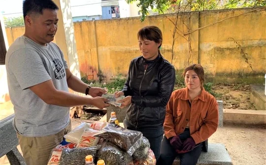 Trưởng Công an xã bỏ tiền túi giúp trẻ em nghèo cắp sách đến trường
