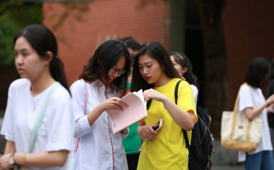 Thủ tướng yêu cầu giảm nhẹ chương trình, rút ngắn thời gian học