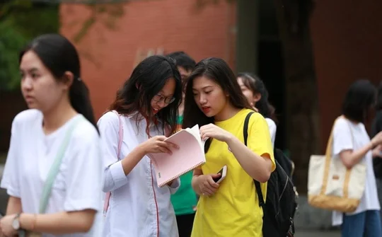 Thủ tướng yêu cầu giảm nhẹ chương trình, rút ngắn thời gian học