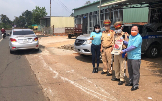 Hành trình xuyên Việt và thông điệp tuyên truyền "Phòng chống dịch Covid -19"