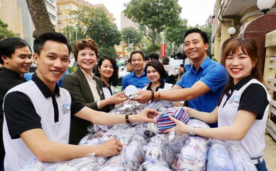 Thanh niên Thủ đô tặng khẩu trang, nhu yếu phẩm cho người dân cách ly