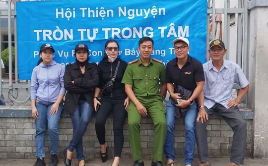 Người phụ nữ nhân hậu sẻ chia khó khăn cùng bệnh nhân nghèo