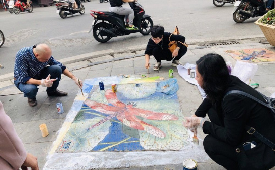 Làm đẹp các nắp cống bằng tranh vẽ