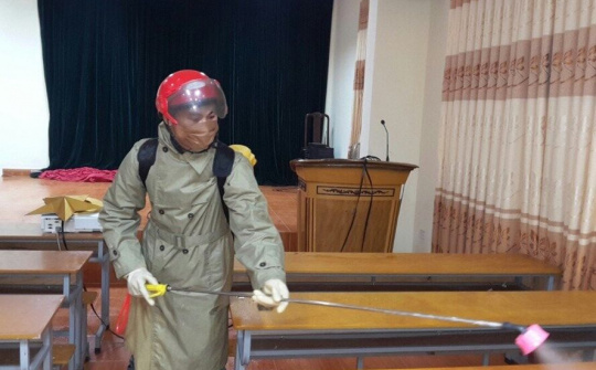 Người đàn ông đem “chiếc bình vàng” đến từng ngõ, gõ từng nhà