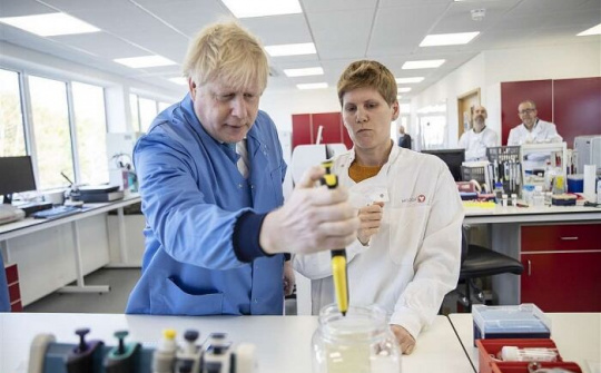 Nước Anh tuyên bố có thể đảo ngược cuộc khủng hoảng Covid-19