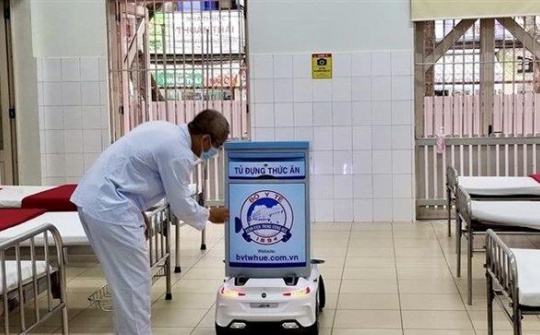 Nhân viên y tế đặc biệt phục vụ người cách ly trong mùa dịch COVID-19