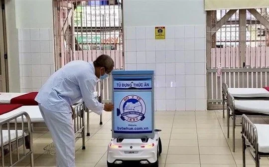 Nhân viên y tế đặc biệt phục vụ người cách ly trong mùa dịch COVID-19