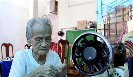 Những chiếc khẩu trang đong đầy nghĩa tình của Mẹ Việt Nam Anh hùng